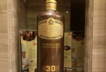 金屬酒瓶雕塑通用，城市雕塑，彩色玻璃鋼酒瓶雕塑指用