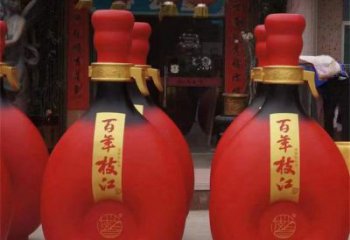 洋酒瓶雕塑點(diǎn)擊，地標(biāo)擺件，玻璃鋼洋酒瓶雕塑承接