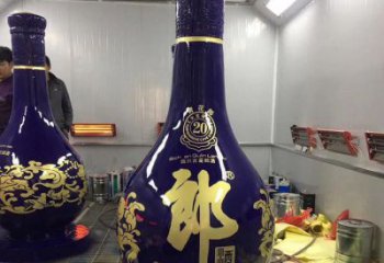 洋酒瓶雕塑選用，多彩藝術，玻璃鋼洋酒瓶雕塑展品