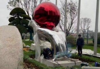 火球雕塑定制，景觀雕塑，廣場手托火球雕塑廠家