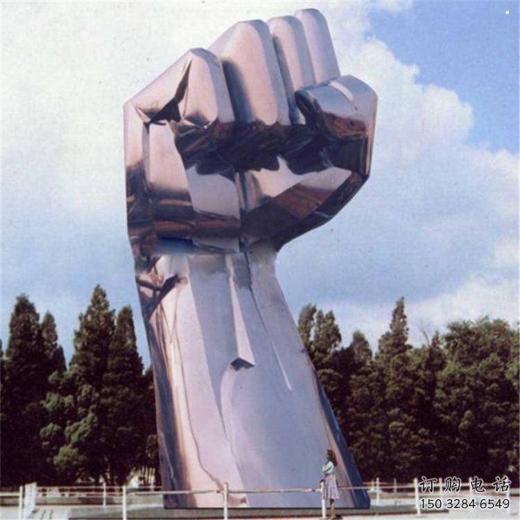 鏡面拳頭雕塑