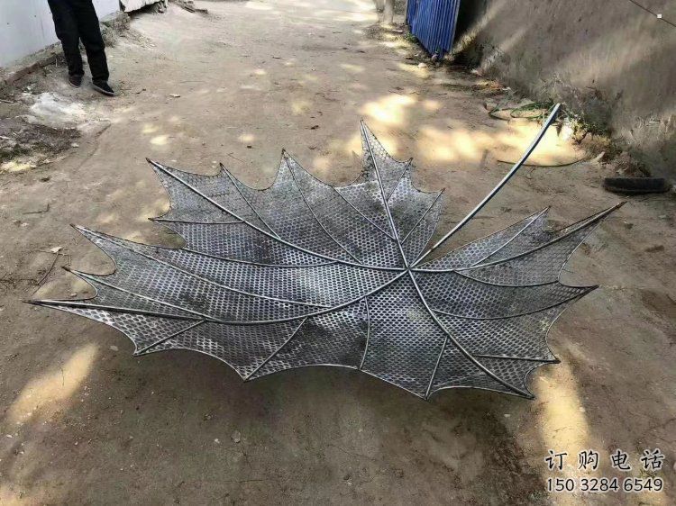 鏤空楓葉雕塑選用，小區擺件，大型鐵藝楓葉雕塑公司