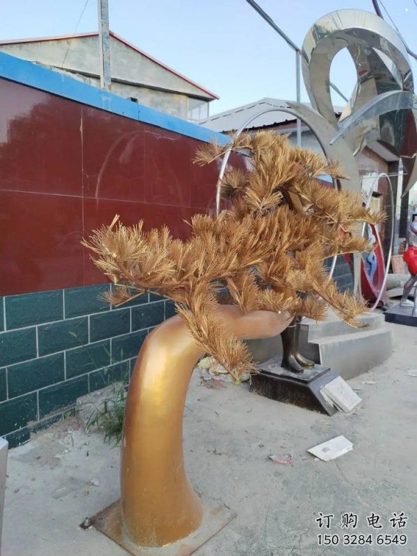 大門口松樹雕塑