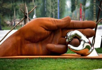 握手雕塑供需，小區(qū)雕塑，不銹鋼握手雕塑制造廠家