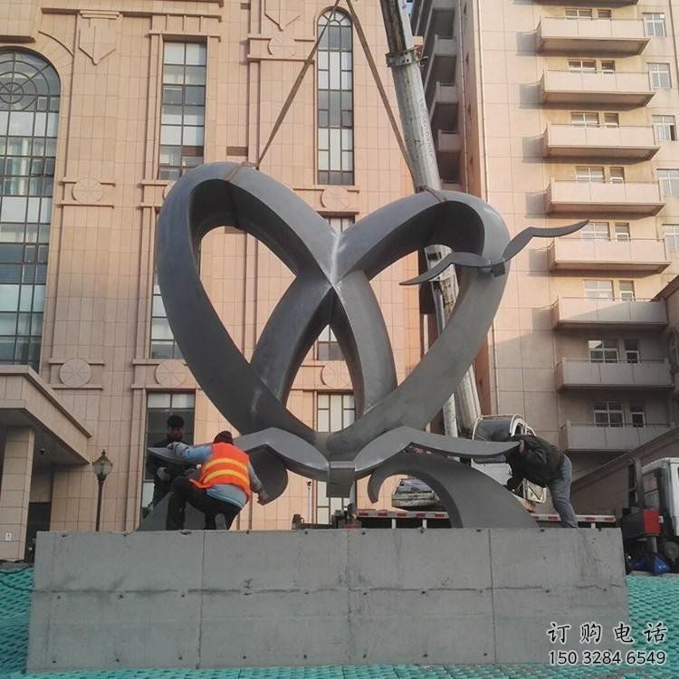 景觀心形雕塑選定，美陳雕塑，現(xiàn)代鏡面心形雕塑優(yōu)選