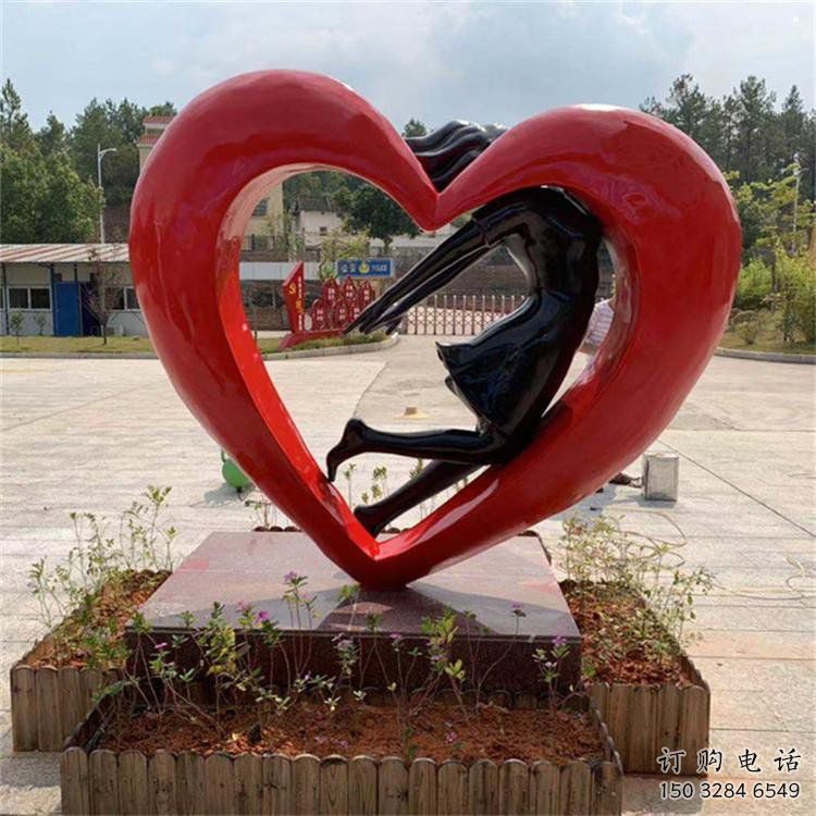 街道心形人物雕塑
