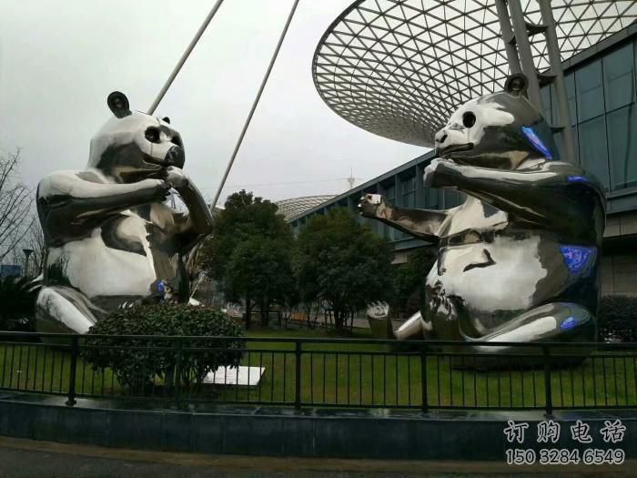 熊貓雕塑承接，城市裝飾，大型不銹鋼熊貓雕塑生產(chǎn)商
