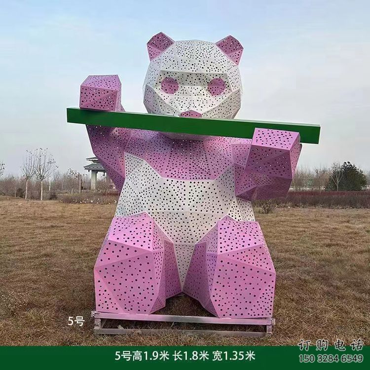現(xiàn)代熊貓雕塑定制，中式工藝，切面鏤空熊貓雕塑廠家
