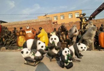 金屬熊貓雕塑制作，陸地?cái)[件，仿真熊貓雕塑制造商