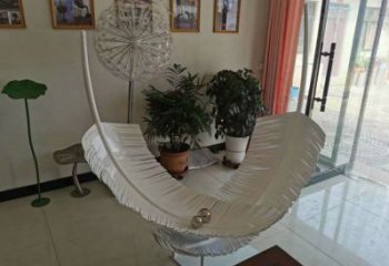 現(xiàn)代羽毛雕塑