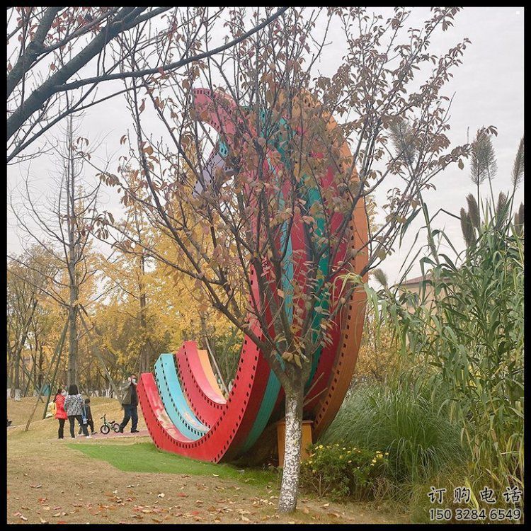 現(xiàn)代膠卷雕塑