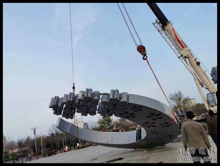 步行街月牙雕塑