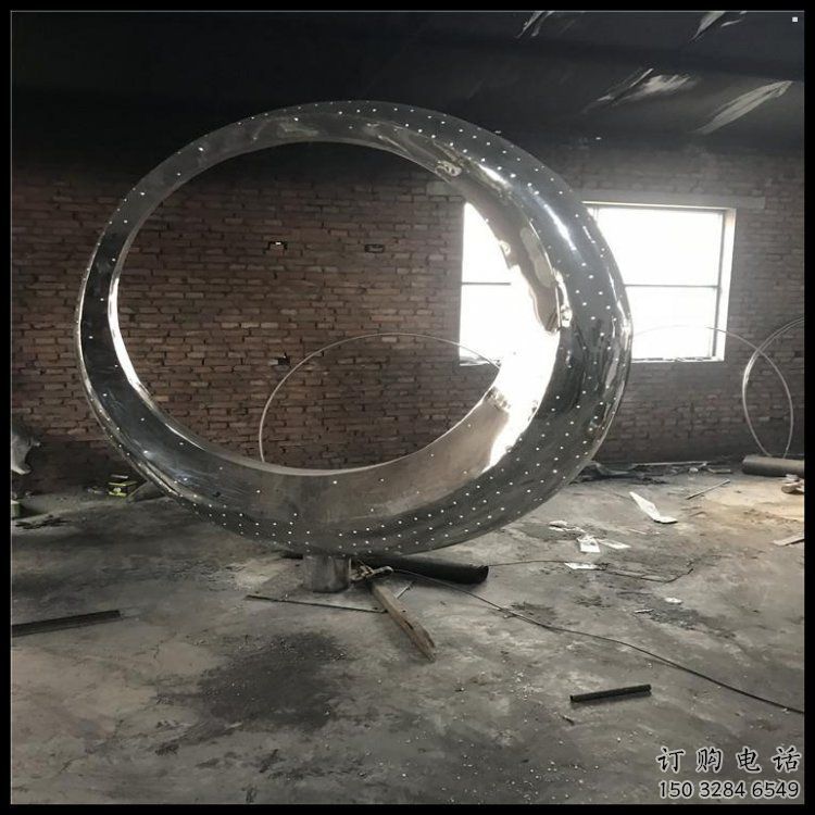 大門口月牙雕塑