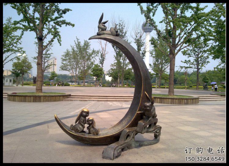 公園月牙雕塑
