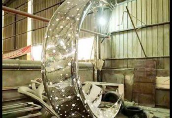 月亮雕塑訂做供需，景區(qū)雕塑，燈光鏤空月亮雕塑定價