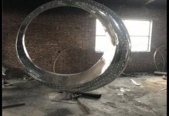 大門口月牙雕塑