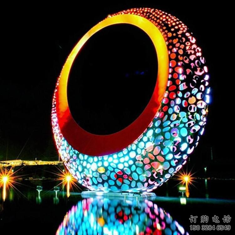 燈光圓環(huán)雕塑廠，鏤空原理設(shè)計(jì)，不銹鋼圓環(huán)雕塑生產(chǎn)商