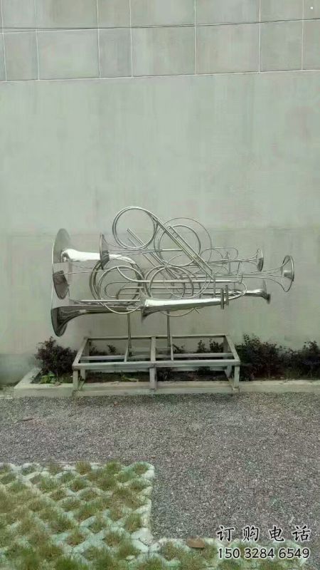 鏤空沖鋒號雕塑