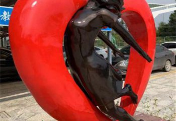 臨高草地心形人物雕塑