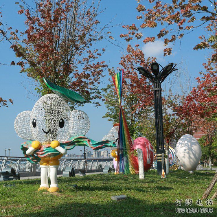 萬(wàn)寧戶外鏤空卡通雕塑供應(yīng)，花園小品，鐵藝卡通雕塑展品
