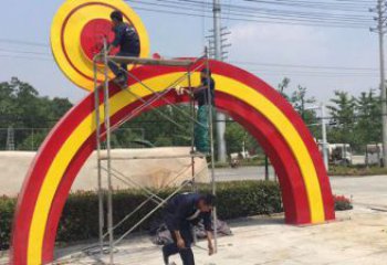 芙蓉烤漆拱門雕塑，彩虹圖案設(shè)計(jì)，不銹鋼大門雕塑實(shí)景