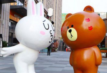 寬城步行街布朗熊雕塑，玻璃鋼動物雕塑，卡通方式