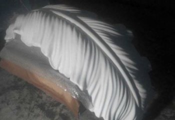 盤錦羽毛雕塑供應，花園小品，酒店玻璃鋼羽毛雕塑展品