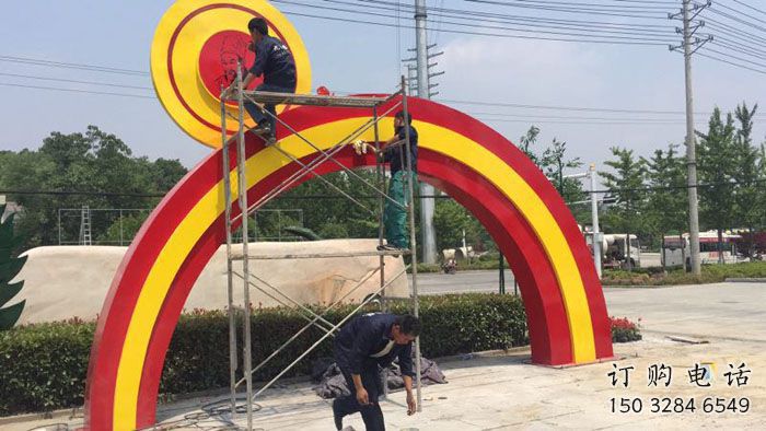 蕭山烤漆拱門雕塑，彩虹圖案設(shè)計(jì)，不銹鋼大門雕塑實(shí)景